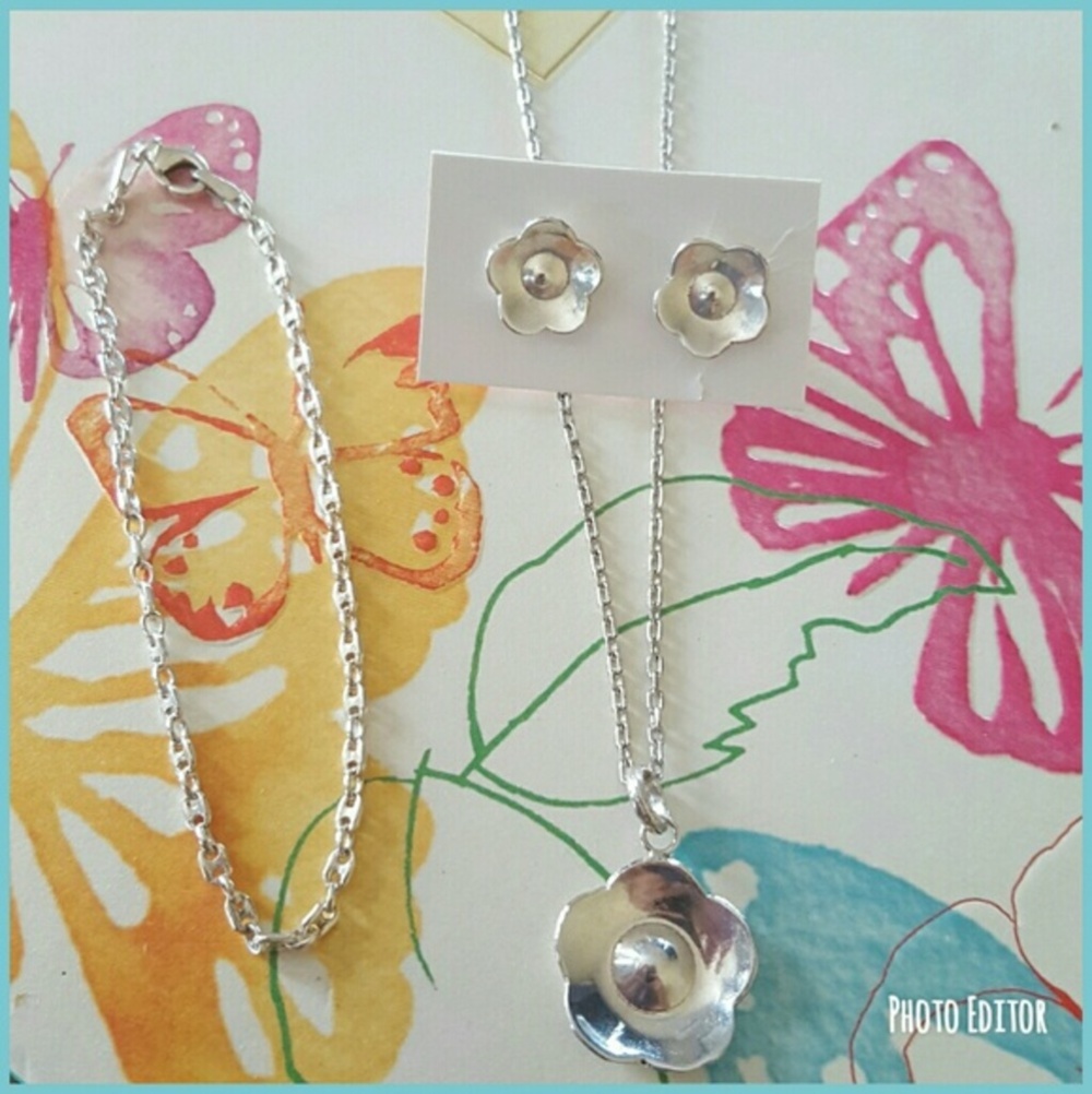 Silver neckclace, earrings and bracelet.